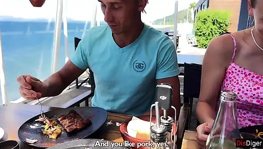 Eş değiştiren çiftler eş değiştirme için buluşuyor ve aynı kanepede tutkulu seks yapıyor