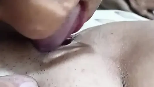 лижет ее мокрую и красивую киску