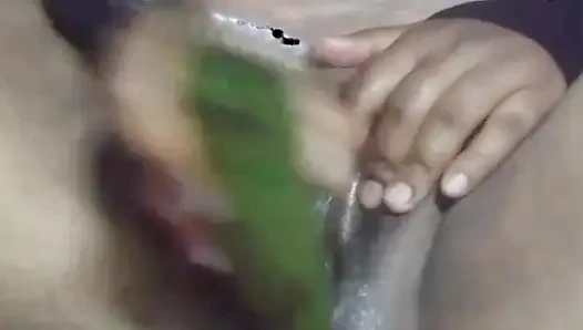 Hari ini, bhabhi India memuaskan keinginannya dengan memasukkan mentimun ke dalam memeknya.