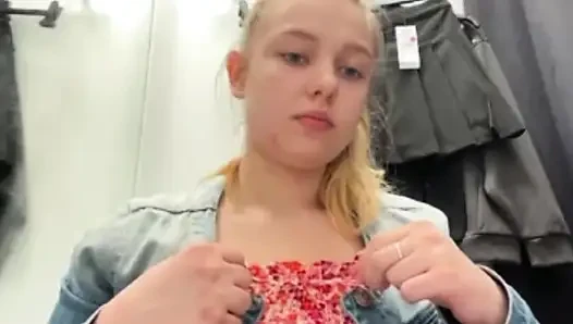 Public orgasm with jucielussie in the fitting room