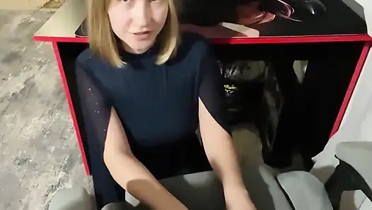 Die Sekretärin hat ihrem Chef einen Brief gegeben und ist auf seine (Szene) gesprungen.