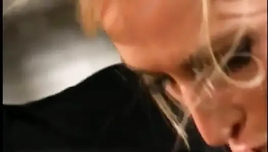 Geiles blondes kÃ1/4ken pumpt auf seinen heißen freund während sie auf dem sofa liegt
