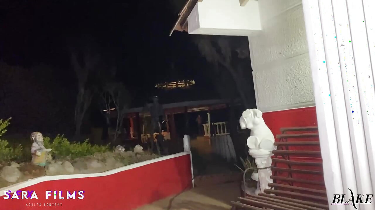 दो बहुत ही कामुक कॉलेज की लड़कियों के साथ रात के मध्य में गहरी डबल Blowjob