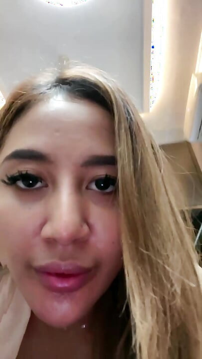 Model popular indonezian care se dezbracă