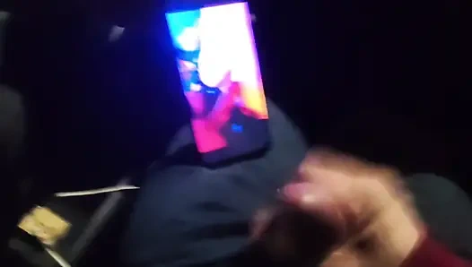 Hampir kepergok! Dia ngocok di lalu lintas di depanku, aku suka menonton. Crot sperma banyak banget!  Bagian 2