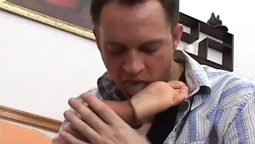 Сосущая член, фут-фетиш с большой задницей, трах