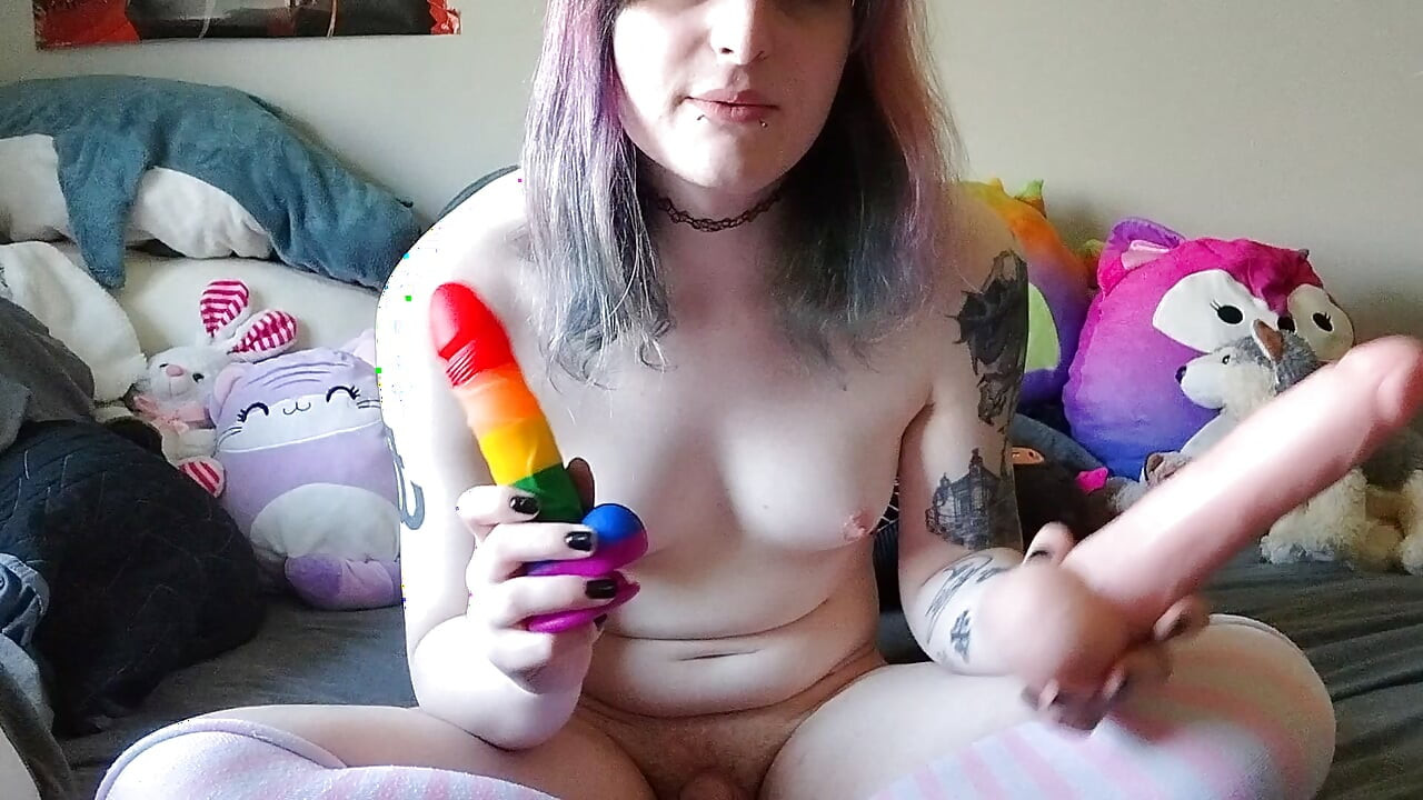 Готическая девушка трахает себя