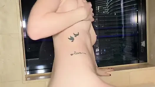 Strip tease di bak mandi seksi