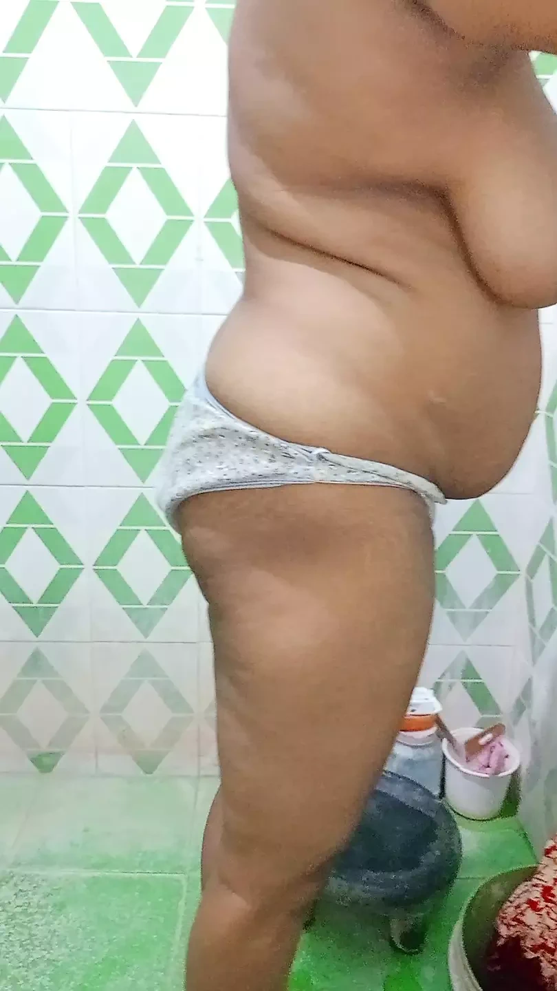 Desi aunty open bathing