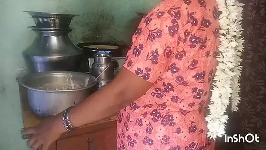 Секс индийской малайской домохозяйки и дяди на кухне в комнате