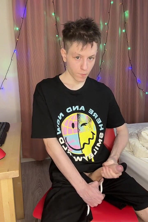 Quick Dorm Jerk Makes 23cm Cock Squirt Everywhere