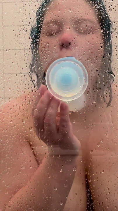 Gordita madrastra se ducha