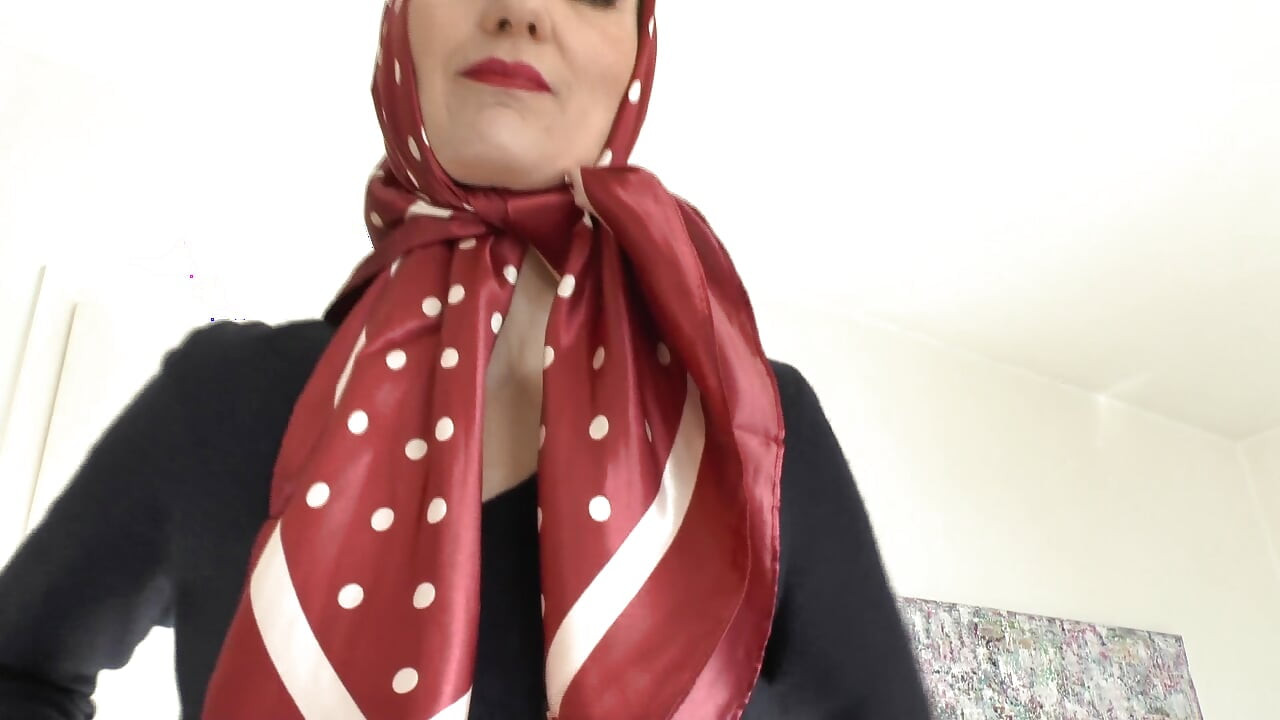 แฟชั่นโชว์ผ้าซาติน headscarf และน้ําแตกบนผ้าพันคอ, สอนหนุ่ม, Lady Victoria Valente