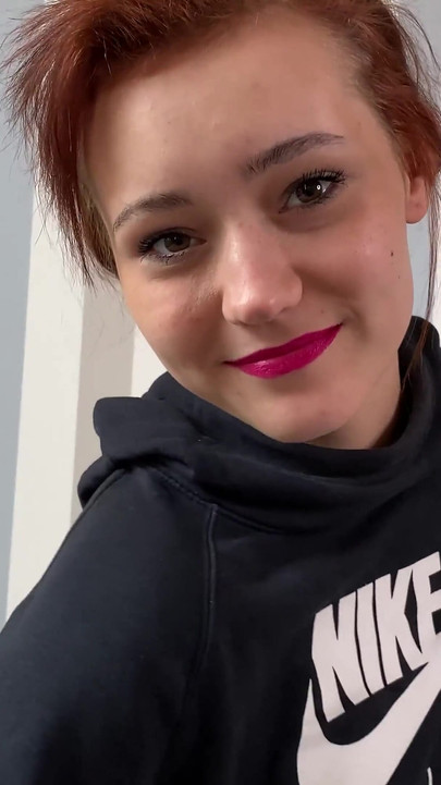 美しい女の子が情熱的に自慰をする