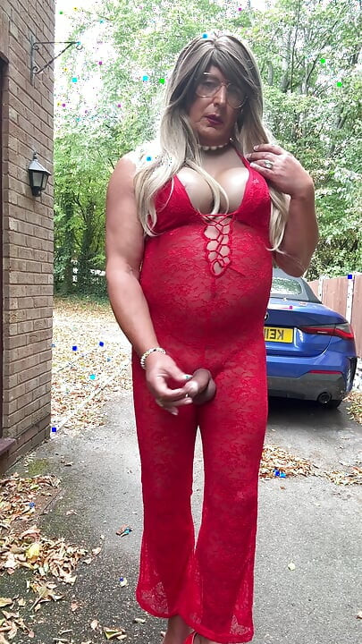 Seksi transvestit kellycd2022 u seksi crvenom kombinezonu i štiklama
