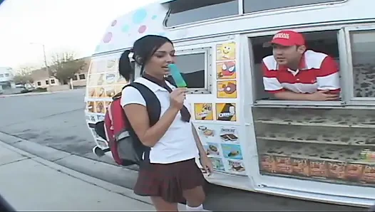 Azgın genç kız aşk kutusunu güçlü bir şekilde sikiyor ve yüzüne boşalıyor