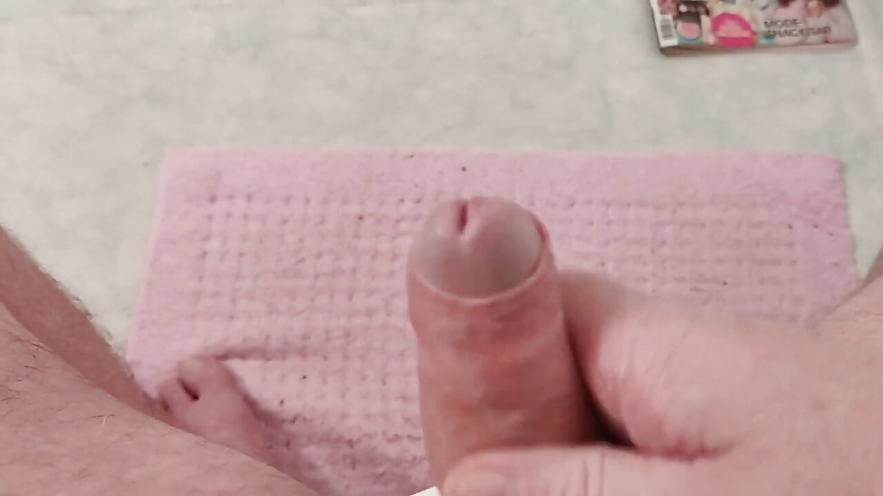 Ξάπλωσα στο κρεβάτι και καβάλησα ένα δονητή και τράνταξα τον πούτσο μου και περίμενα μια υγρή τρύπα