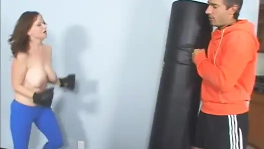 Pelacur toket besar dewasa dientot habis-habisan selesai olahraga