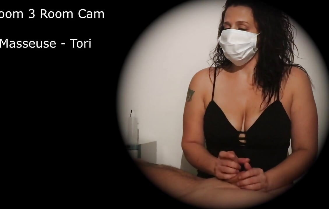 Tori - punheta na cam do quarto