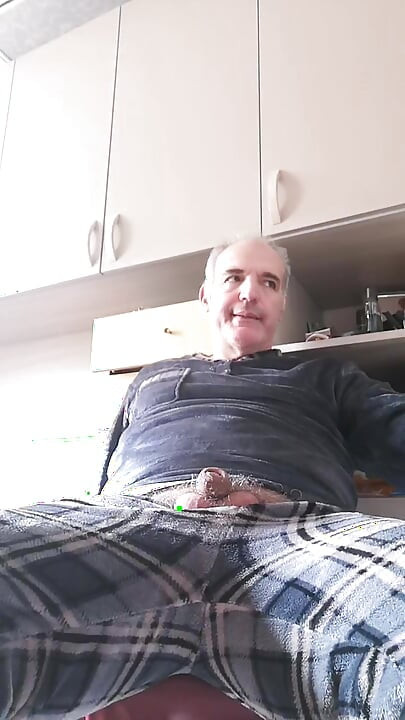 Długa niedziela masturbowania penisa i sikania do pustej plastikowej butelki