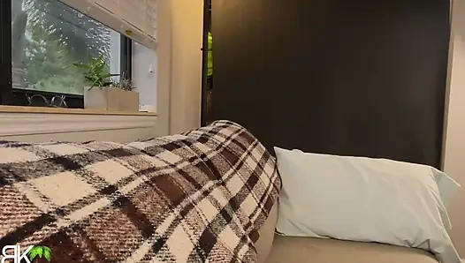 Büyük göt kanepede sıkıştı!