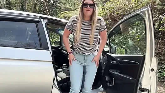 Nungguin temanku tapi aku nggak tahan lagi dan celana jinsku sampai becek