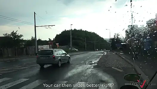 Глупую крошку жестко пробурили и она поедает кончу