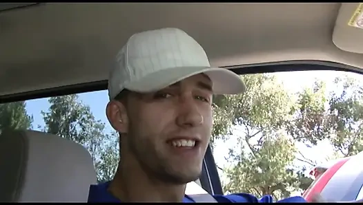 Kısa saçlı fahişe mükemmel vücuduna kalın döl püskürtüyor