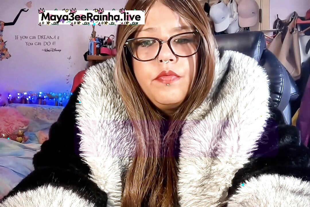 Chainsmoking Queen in Fur BBW MILF Green Eyes, Red Nails, Lips & Ignoring You