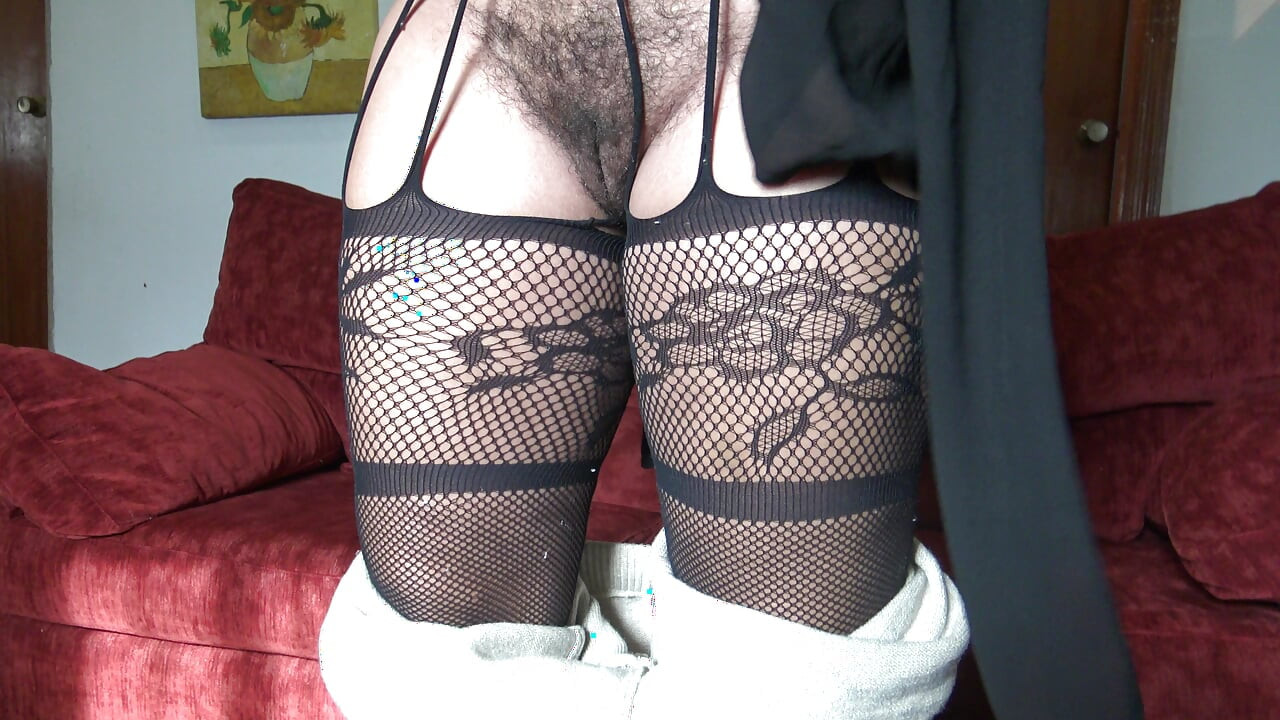 大きな胸の毛深い成熟したムスリムのおばさんが継子に毛深い秘部を見せる