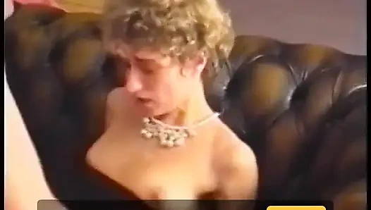 Muhteşem hatun ıslak amını büyük bir direğe sert siktirmeyi seviyor