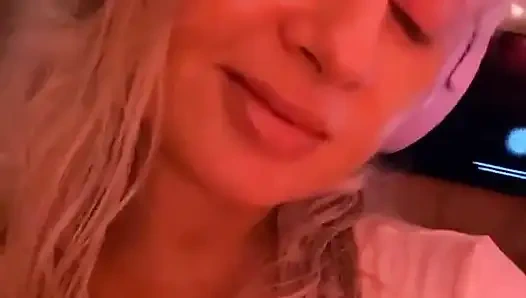 Pelan-pelan aja gerakanmu, pelan-pelan. Aku benar-benar merasakanmu sekarang. Sekarang pergi d e e p e r mmmmmmm ya