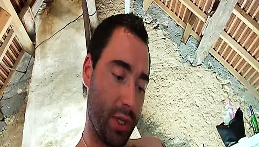 Pertunjukan seks pelacur perancis bertato dientot habis-habisan di luar ruangan