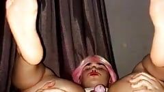 Puszczalska maminsynek ubrana pokazuje twarz bawiąc się zabawkami