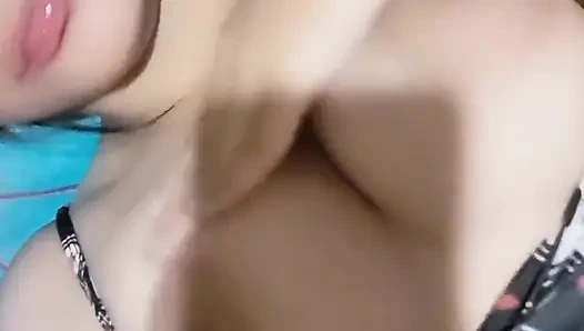 Japanisches mädchen masturbiert und squirtet