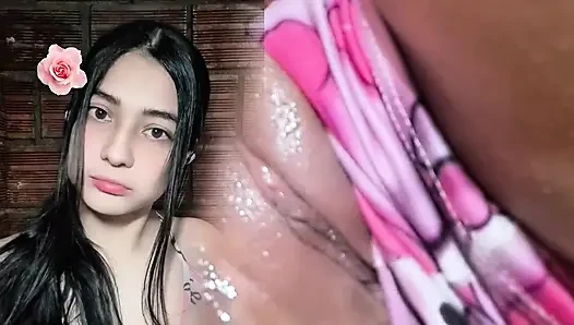 Aku suka banget aku masturbasi di panggilan video sama penggemarnya