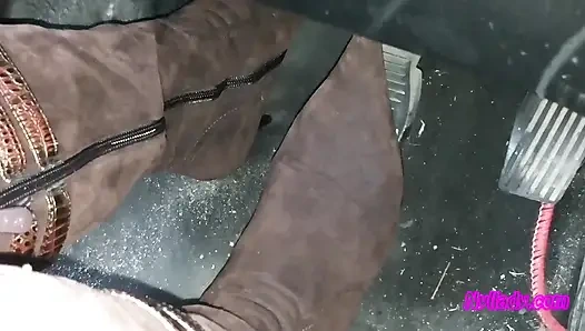 Nyllady fährt ihren roten punto in high heelsed stiefeln