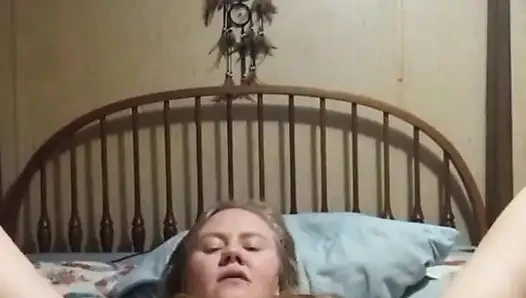 Cewek aduhai ini lagi asik masturbasi memeknya sampai muncrat