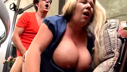 Жена с большими натуральными сиськами сосет член мужа и жестко трахается