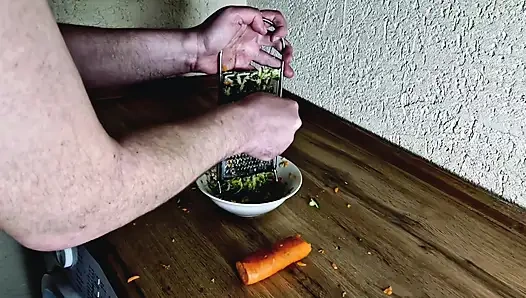 Я хочу, чтобы ты сделал салат из моркови, которой я трахнула твою задницу.