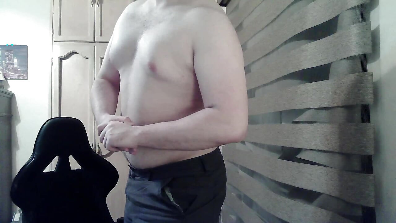 Quente beefy camboy brinca e se mostra
