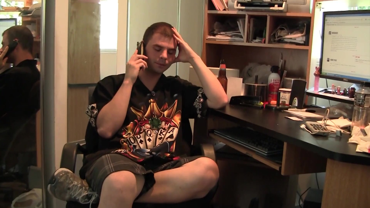 レクシー・ロックハートは仕事中に若い巨大なペニスに乗っている