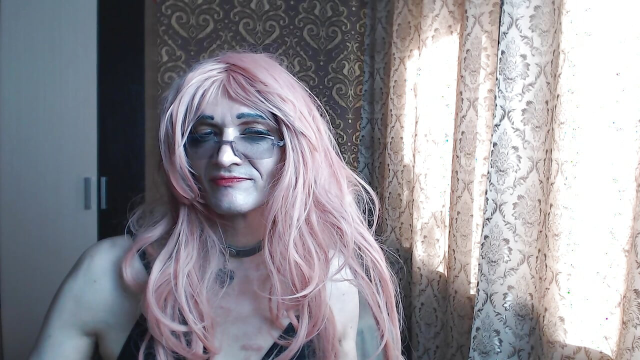 Снимите трусики и возьмите их все в рот.