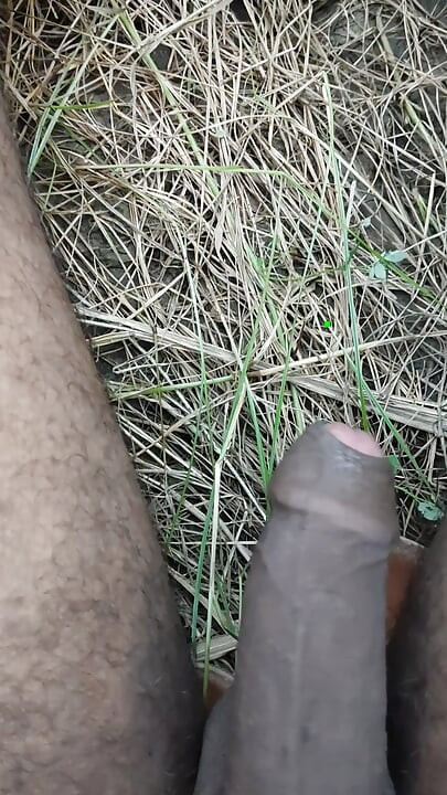 Intialainen poika masturboi ulkona