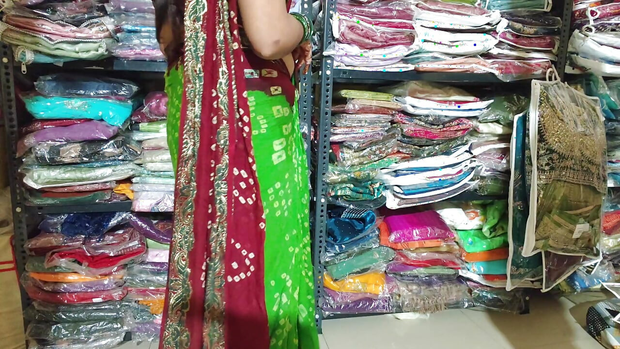 Mengongkek Bhabhi sebagai pertukaran untuk saree baru