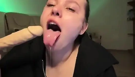 Jucielussie Deepthroat and cumming close up