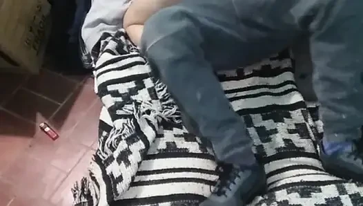 Montanolu kız yerdeki yatakla giyiniyor