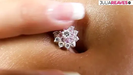 Возбужденная крошка трахает ее бритую киску огромным дилдо