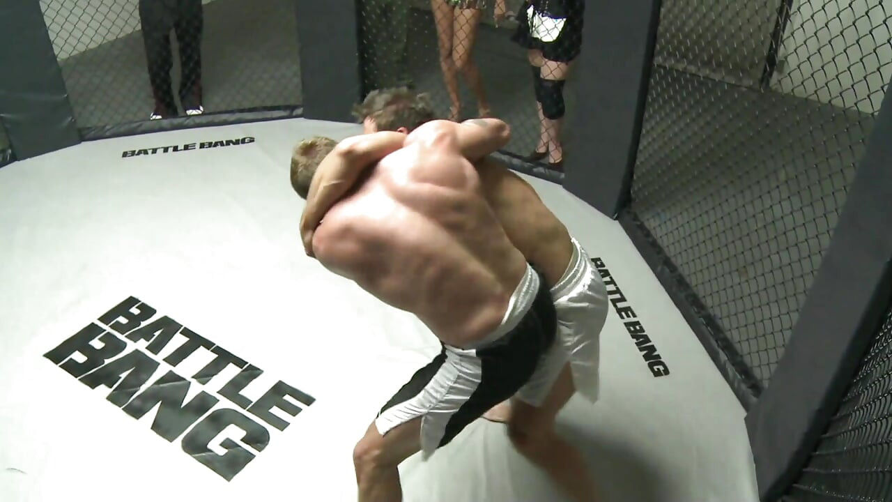 Tatuada rabuda e peituda gata em ação no ringue de boxe