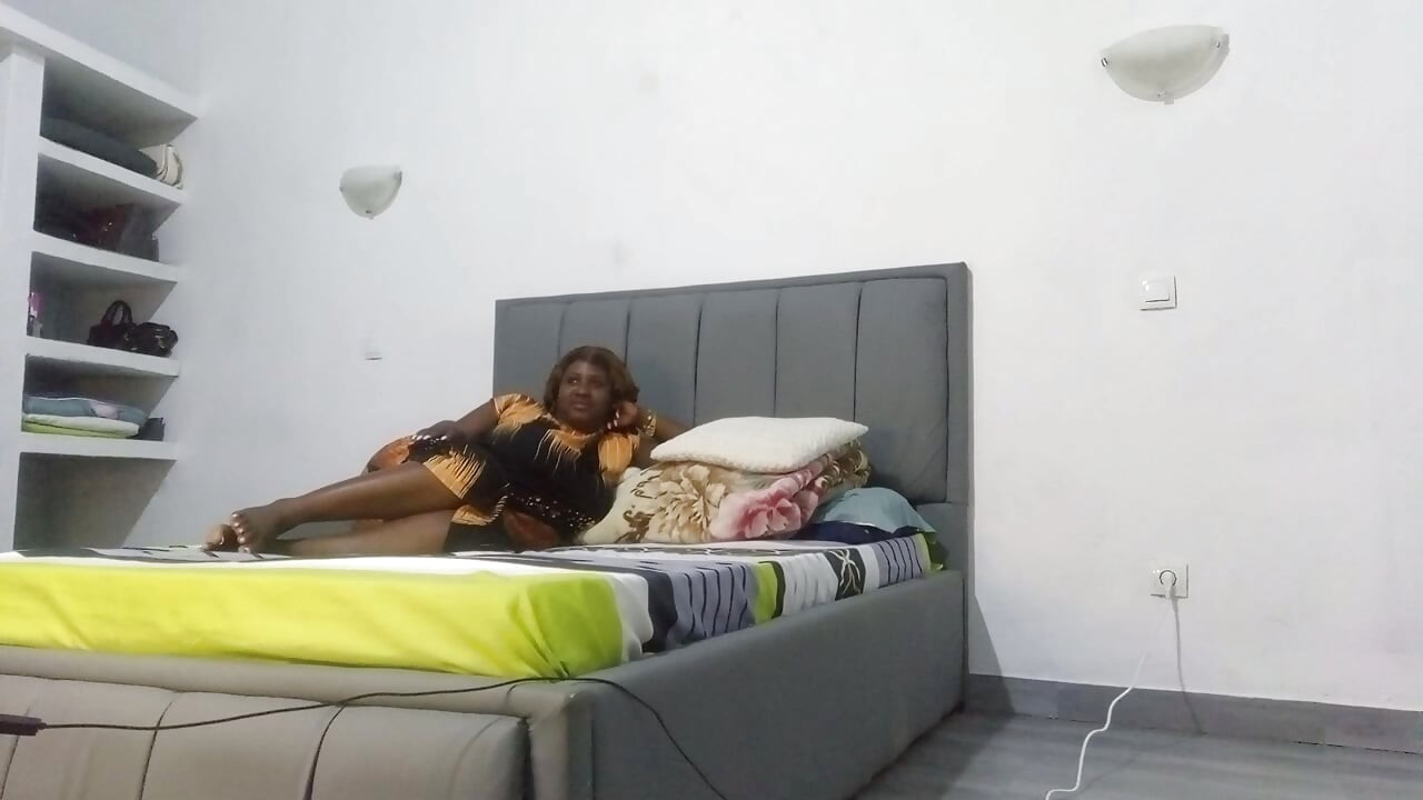 그는 오랫동안 섹스를 하지 않았고, 제 질에 무게가 쌓인 단단한 정액을 많이 넣었습니다